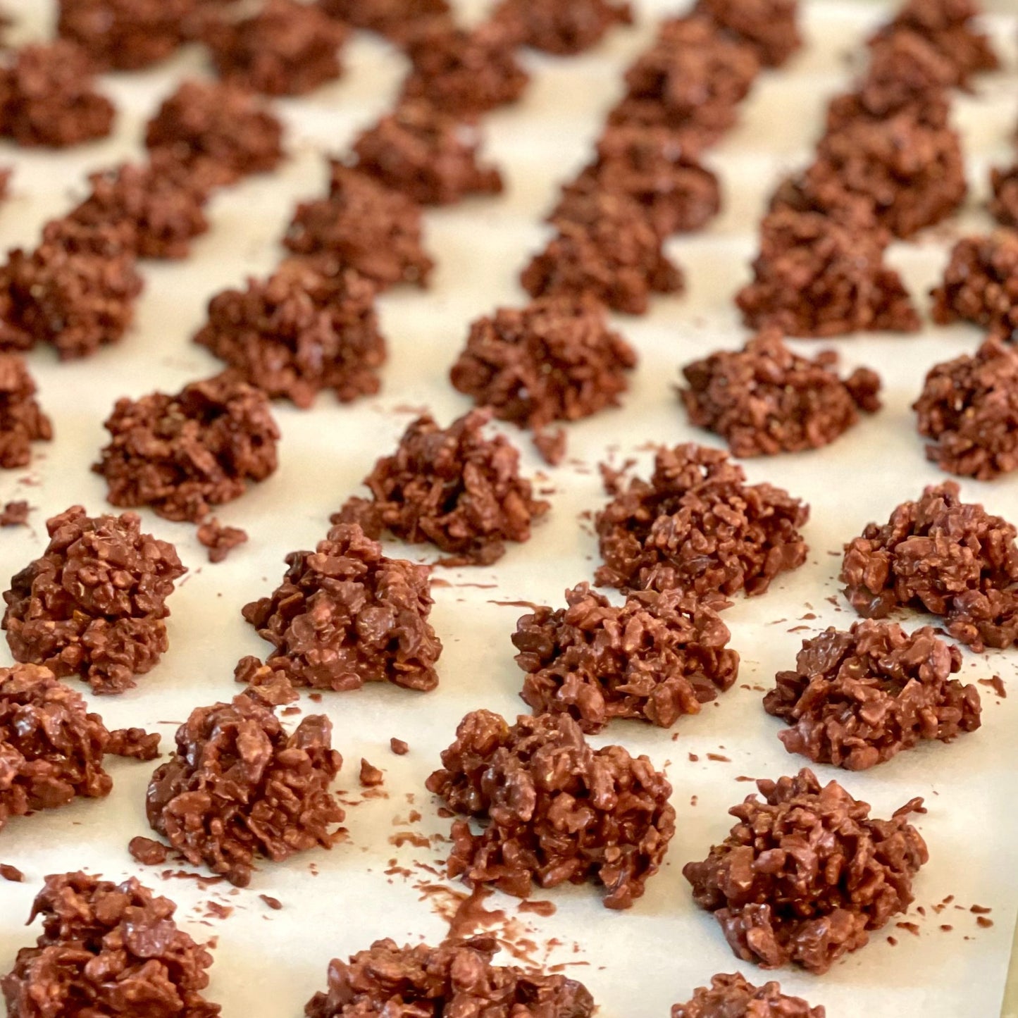 Mini rochers line up in a grid on a parchment paper.
